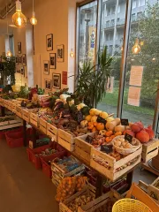À l'intérieur du Labo Diva, un marché est installé. Des cageots de courges, blettes, patates douces, salade et autres légumes sont disposés sur des tables. Des petites pancartes noires indiquent les prix des légumes.