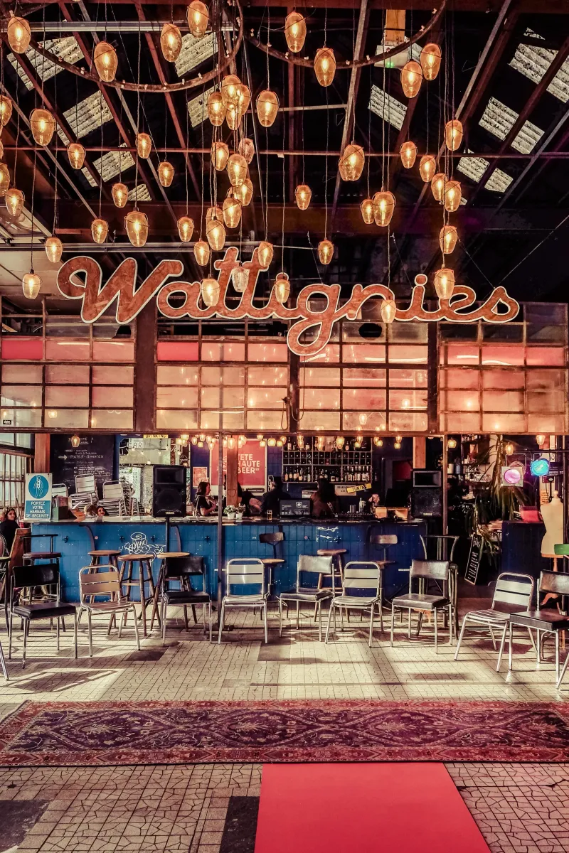 Le Wattignies - bar et restaurant avec une façade vitrée, un comptoir bleu et des tables